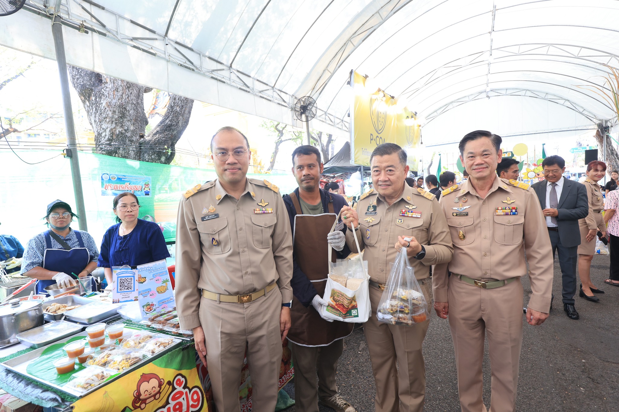 title - ปลัดกระทรวงเกษตรฯ และผู้บริหาร ส.ป.ก. เยี่ยมชมร้านค้า ในงานวันคล้ายวันสถาปนา ส.ป.ก. ครบรอบ 51 ปี